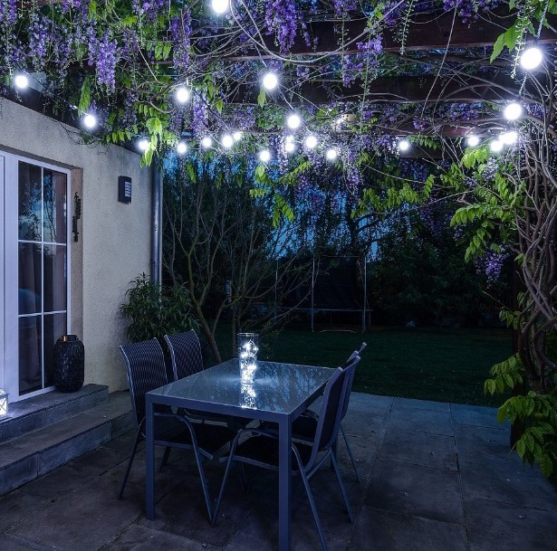 LED žiarovka, teplá biela , pätice E27, 12 led diód, girlanda